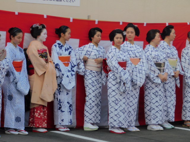 上七軒盆踊り 盆踊り 19 08 11 朝は知恩院でラジオ体操 の気分 By行者橋 渡