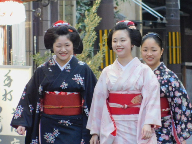 祇園東の舞妓さん・芸妓さん＠観亀神社二の午祭。: 朝は知恩院でラジオ