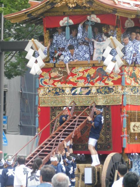 2019.07.17祇園祭前祭山鉾巡行 (347)長刀鉾稚児下乗.JPG