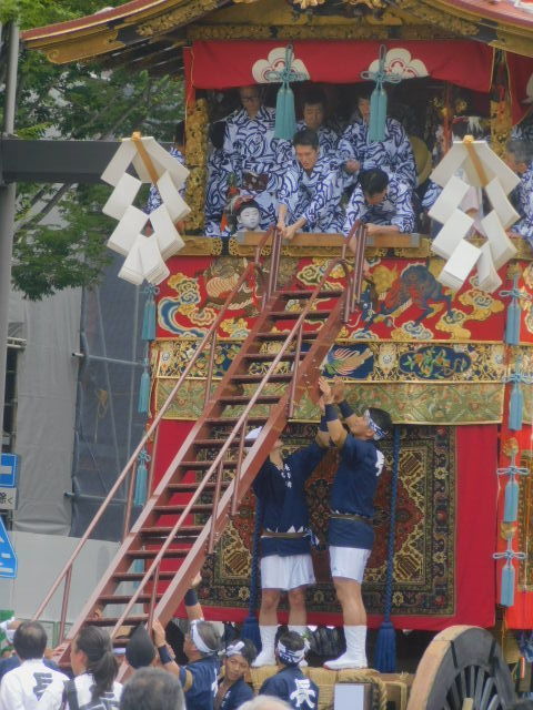 2019.07.17祇園祭前祭山鉾巡行 (350)長刀鉾稚児下乗.JPG