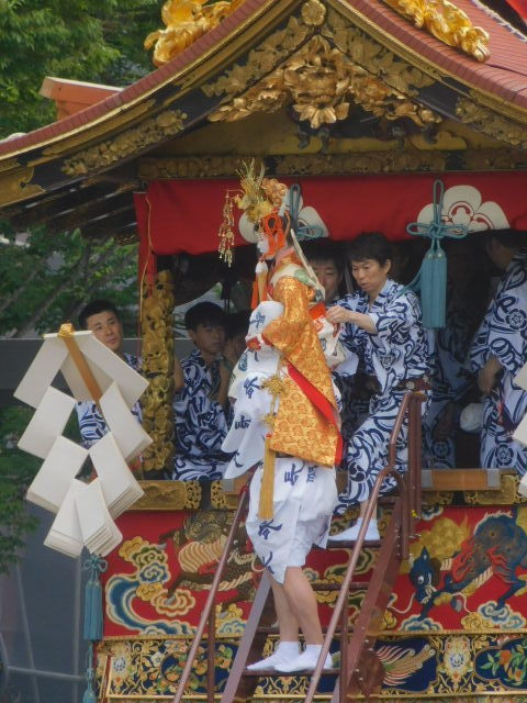 2019.07.17祇園祭前祭山鉾巡行 (360)長刀鉾稚児下乗.JPG
