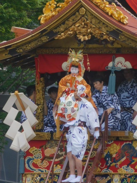 2019.07.17祇園祭前祭山鉾巡行 (361)長刀鉾稚児下乗.JPG