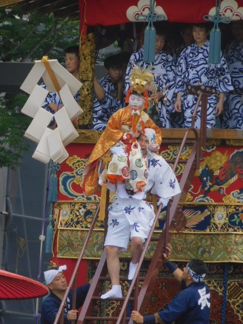 2019.07.17祇園祭前祭山鉾巡行 (365)長刀鉾稚児下乗.JPG