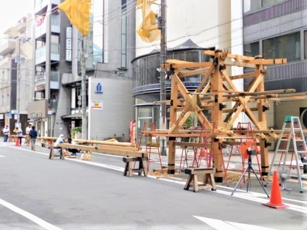 2021.07.10ａ祇園祭山鉾建て (15)鶏鉾・朝.JPG
