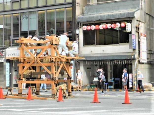 2021.07.10祇園祭山建て (17)函谷鉾・朝.JPG