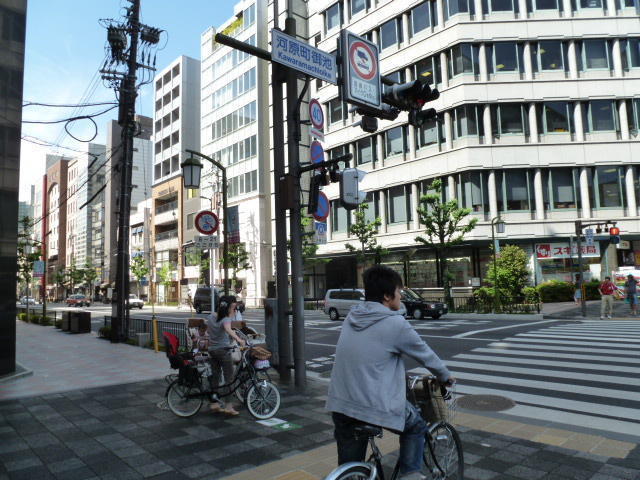 今どき、大八車は無いでしょう！…と一瞬思ったのですが。: 朝は知恩院でラジオ体操！(の気分)：by行者橋 渡