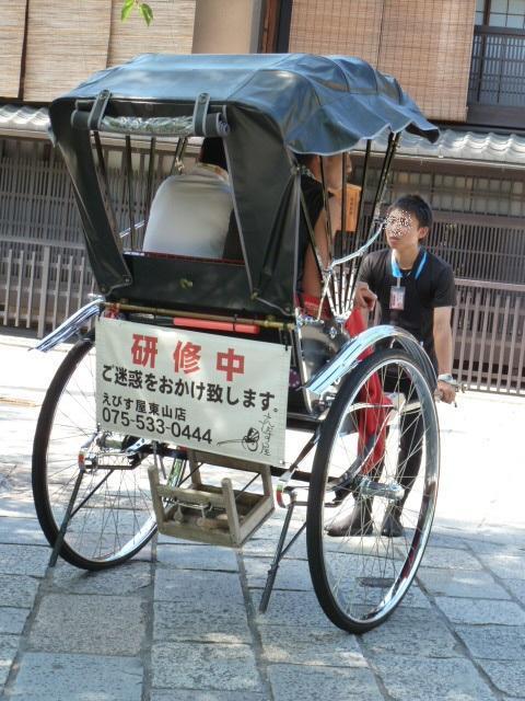 今どき、大八車は無いでしょう！…と一瞬思ったのですが。: 朝は知恩院でラジオ体操！(の気分)：by行者橋 渡