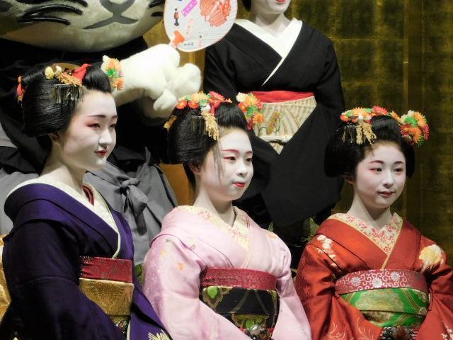 祇園甲部の朋子さん・槇里子さん・美羽子さん＠京都国立博物館・“芸舞妓 春の舞”③。: 朝は知恩院でラジオ体操！(の気分)：by行者橋 渡