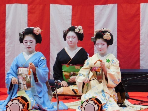 2024.02.18京都マラソンの舞妓さん (38)亜佐子・槇沙子・小絹.JPG